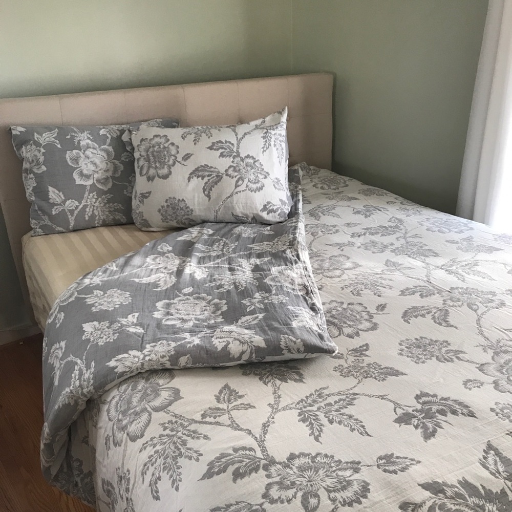 TAHARI HOME Gray Floral Queen Duvet & 2 Shams